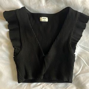 Black Wilfred Aritizia crop top with a deep v neck and ruffled sleeves. Size xxs